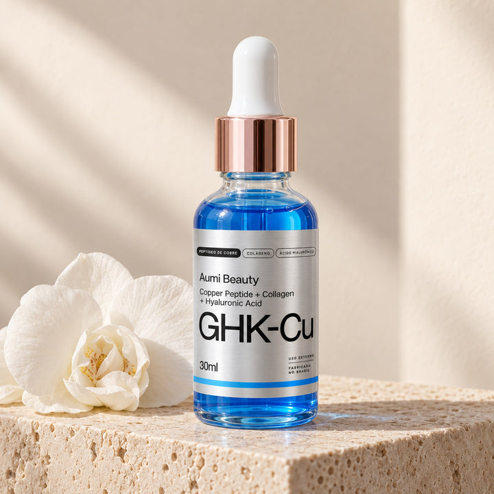 Sérum GHK-Cu Aumi Beauty sobre pedra travertino com orquídea branca