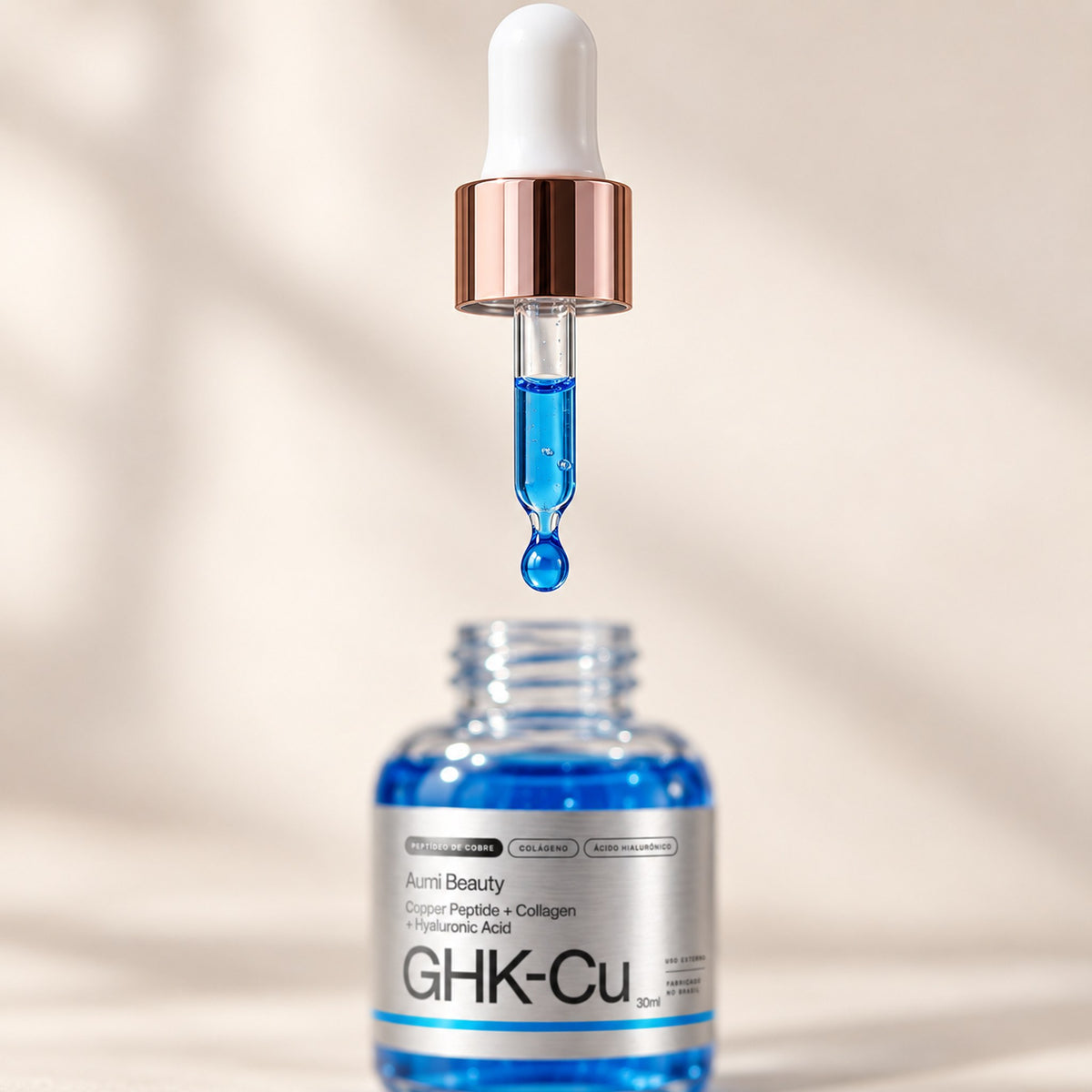 Conta-gotas do Sérum GHK-Cu soltando uma gota de sérum azul sobre o frasco