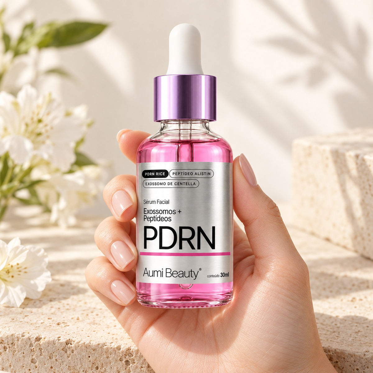 Mão segurando o frasco do Sérum PDRN Aumi Beauty